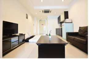 Bright High-Floor 4BR Apt with Free Parking